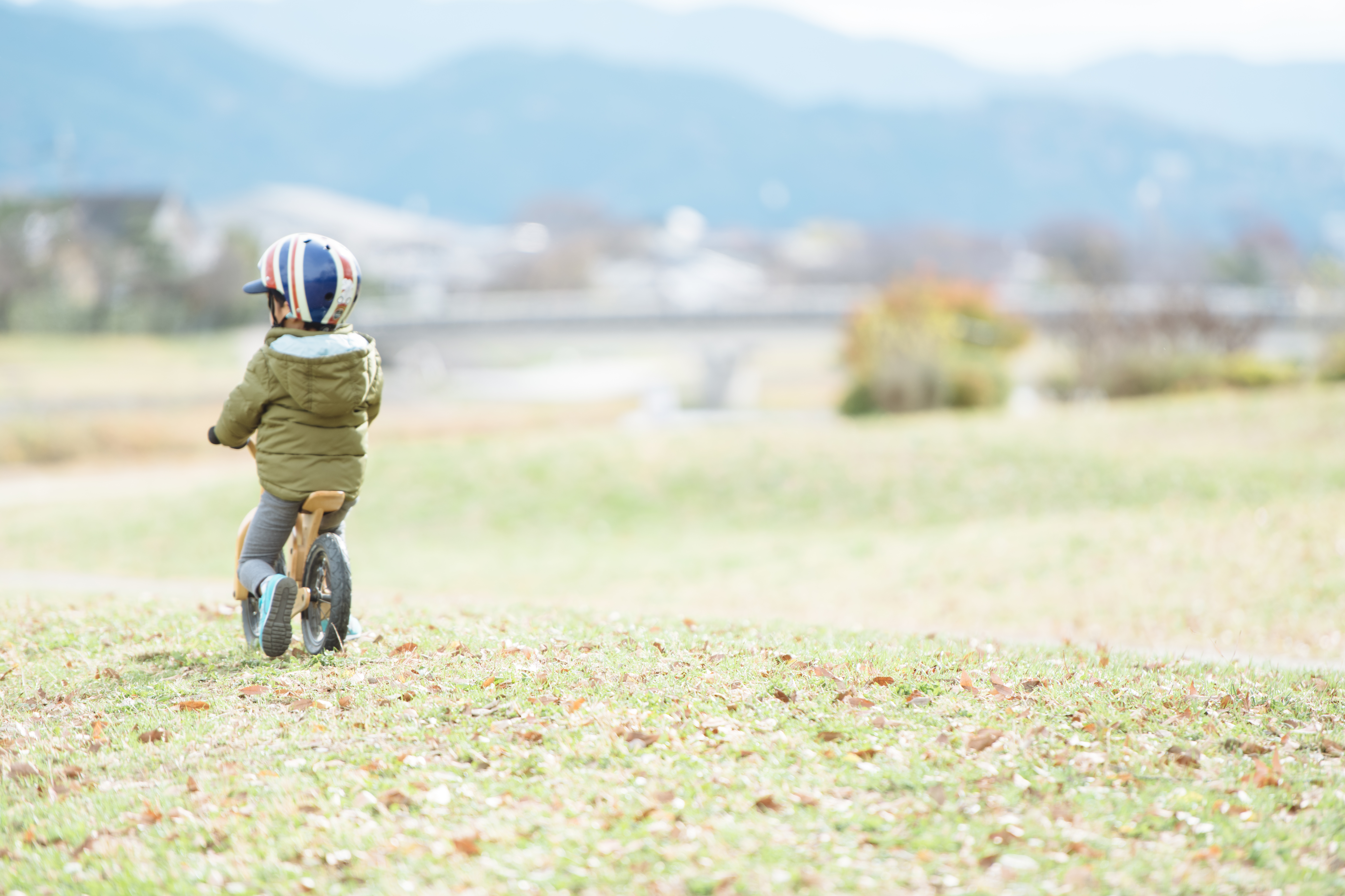 Canva - 日本　子供　男の子　自転車の練習　Japanese kids boy riding bicycle (1)